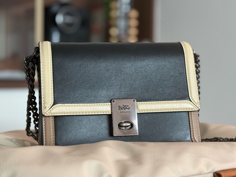 COACH 黑色方形兩用側肩包-0