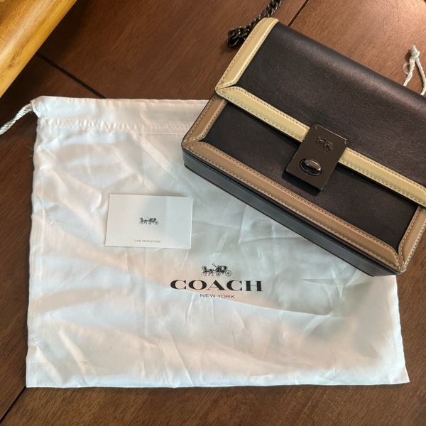 COACH 黑色方形兩用側肩包-14