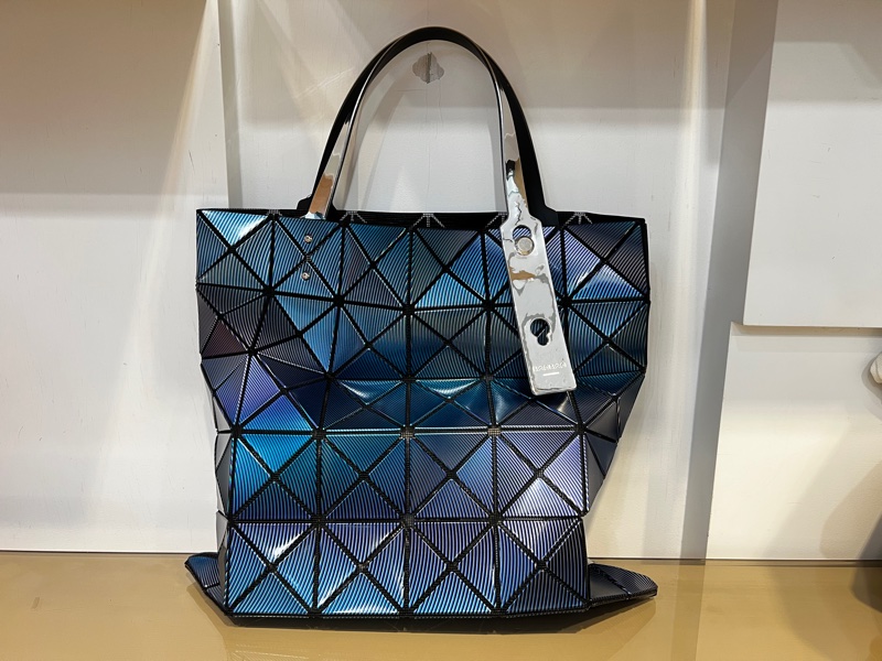 Issey Miyake 幻彩藍波光亮面塑料6x6Bao Bao 肩背包-0
