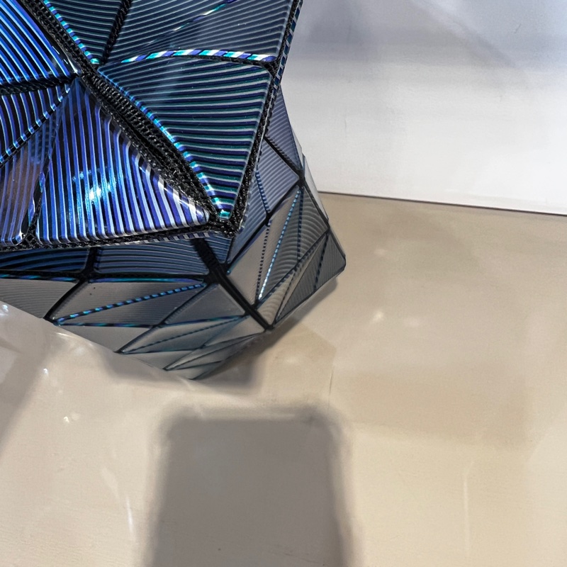 Issey Miyake 幻彩藍波光亮面塑料6x6Bao Bao 肩背包-3