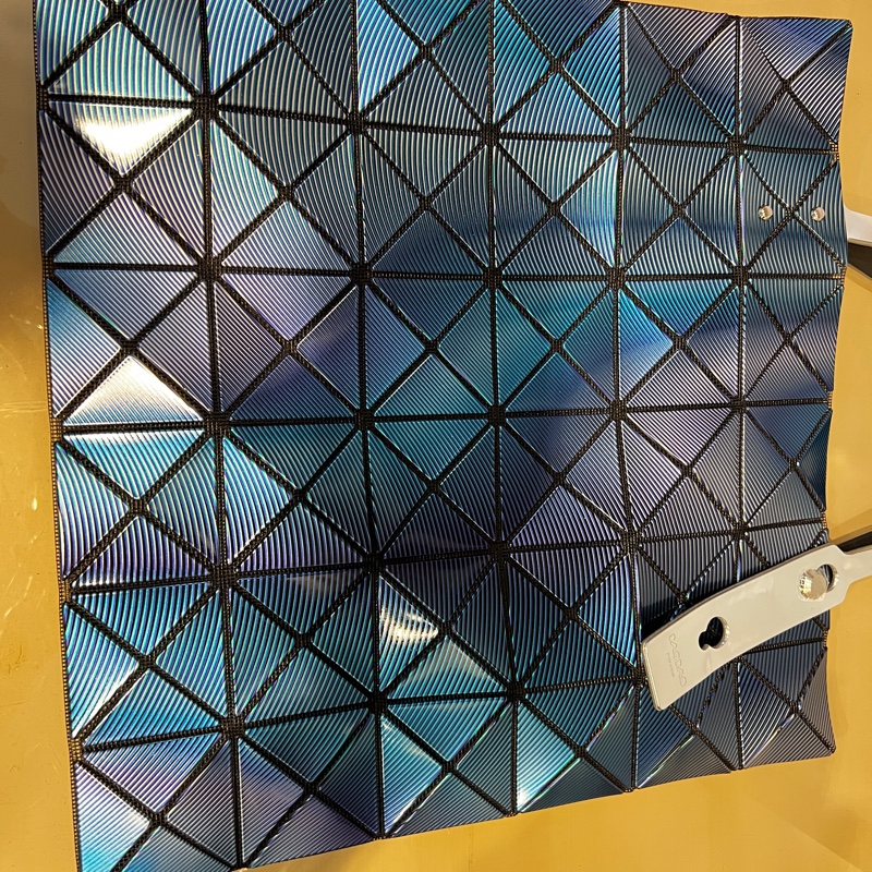 Issey Miyake 幻彩藍波光亮面塑料6x6Bao Bao 肩背包-5