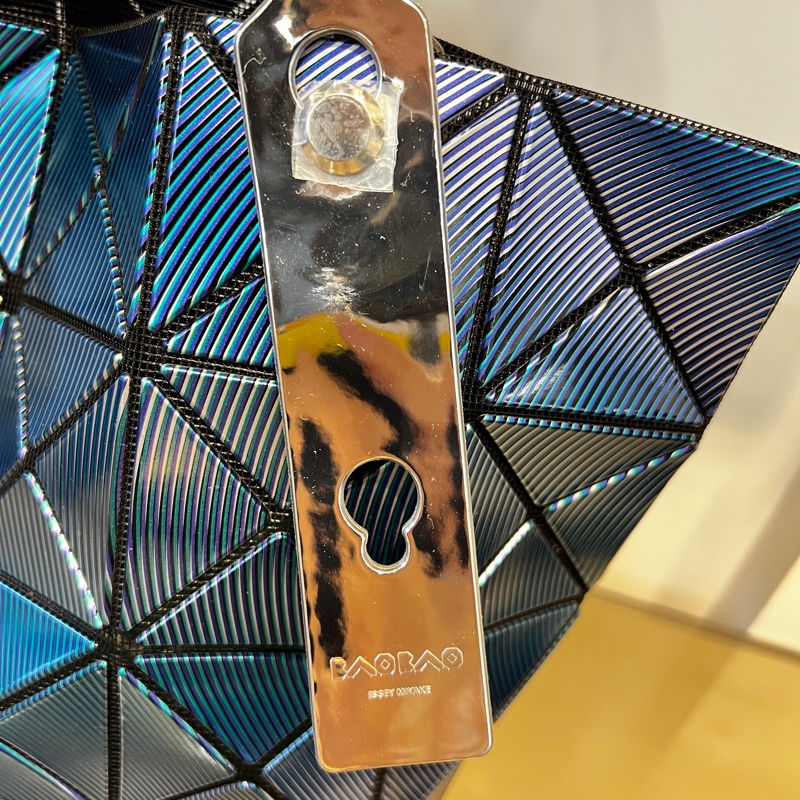 Issey Miyake 幻彩藍波光亮面塑料6x6Bao Bao 肩背包-6