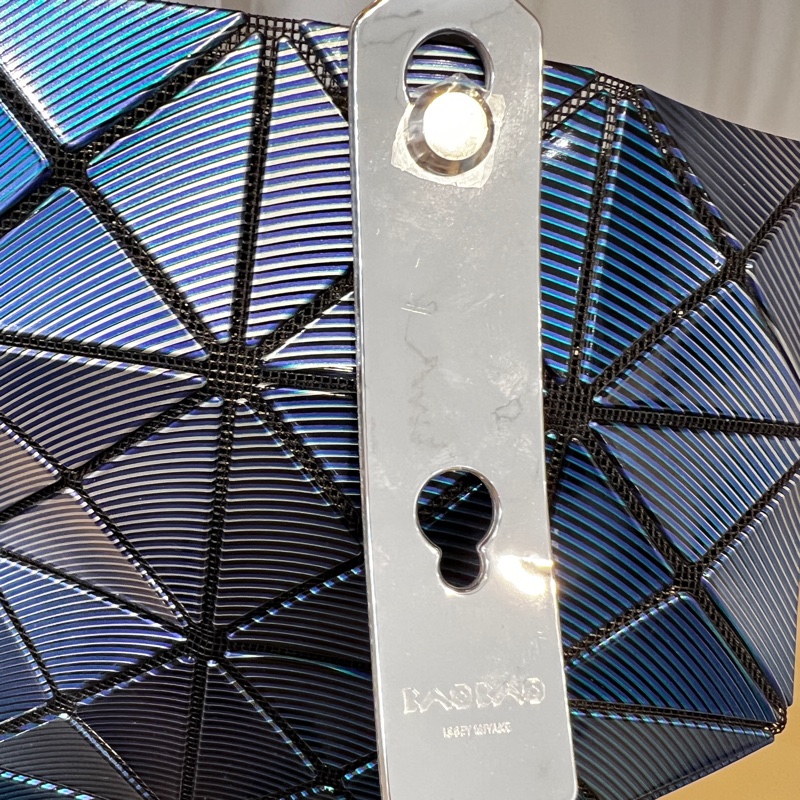 Issey Miyake 幻彩藍波光亮面塑料6x6Bao Bao 肩背包-7