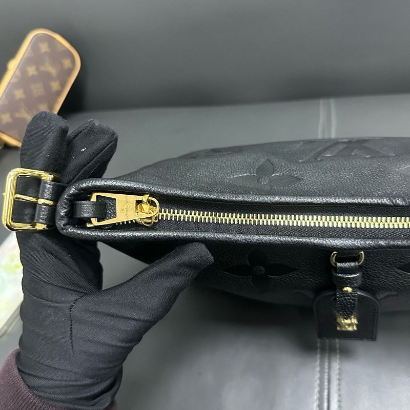 LV Carryall 小號 黑色全皮壓紋-12