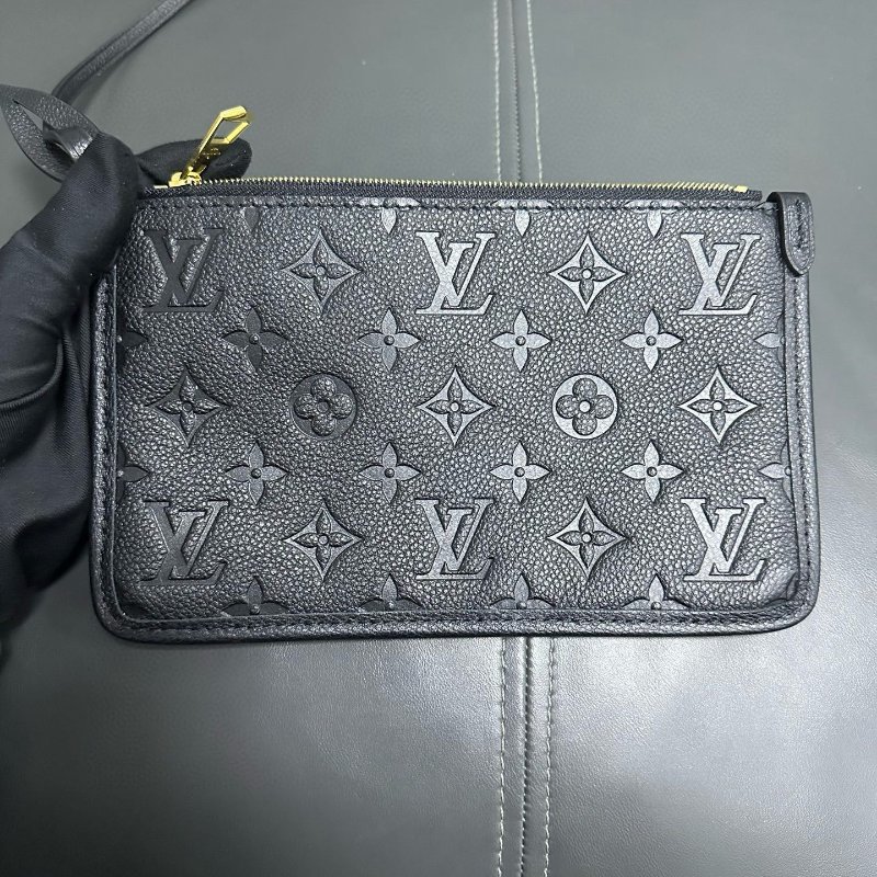 LV Carryall 小號 黑色全皮壓紋-16