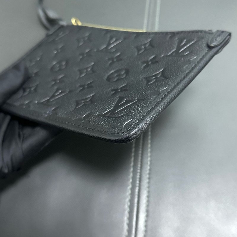 LV Carryall 小號 黑色全皮壓紋-17