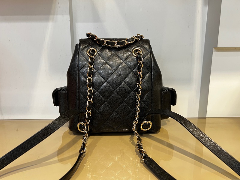 Chanel 黑荔枝牛皮Duma 中號淡金釦前口袋後背包AS4398-1
