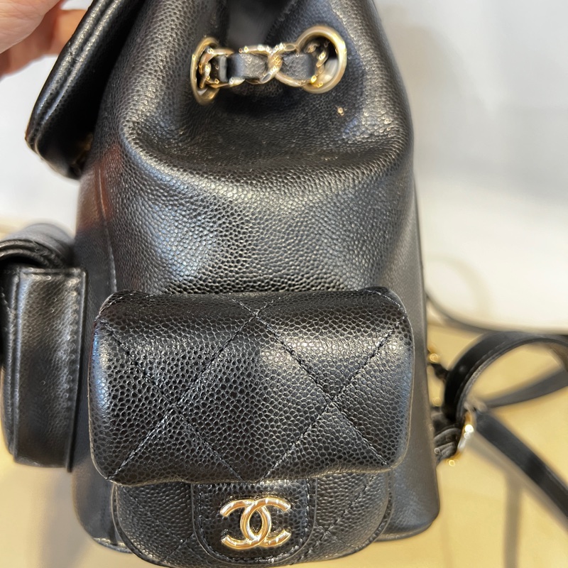 Chanel 黑荔枝牛皮Duma 中號淡金釦前口袋後背包AS4398-2