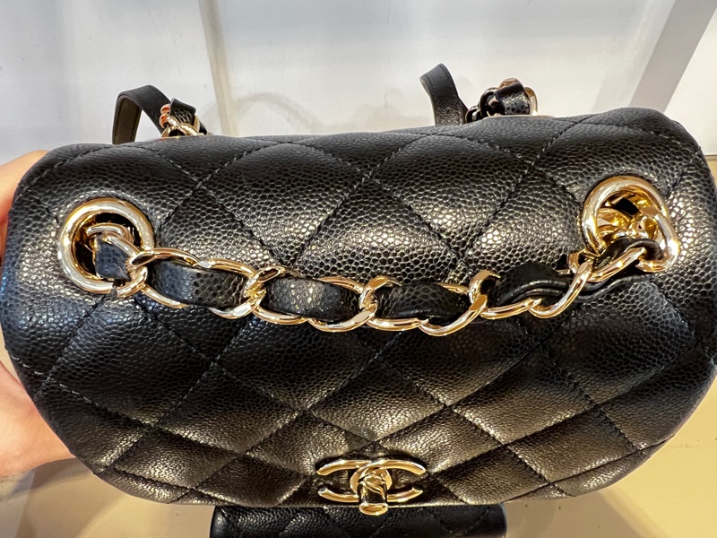 Chanel 黑荔枝牛皮Duma 中號淡金釦前口袋後背包AS4398-4