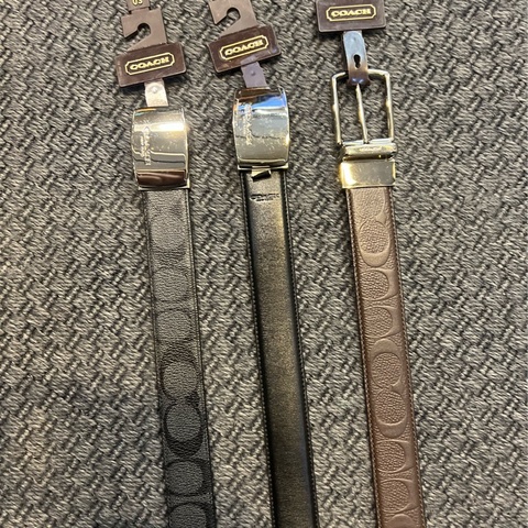 🤎Coach皮帶 最後三條 全數出清一條都 NT$2500 沒用過 正常閒置痕跡 都是雙面用喔 #老花另一面就是素面 專櫃都要7～8千左右 皮帶寬度 約3cm 男女都適用 腰圍不挑 胖胖跟瘦瘦都可用 可裁剪 賣完為止🤎