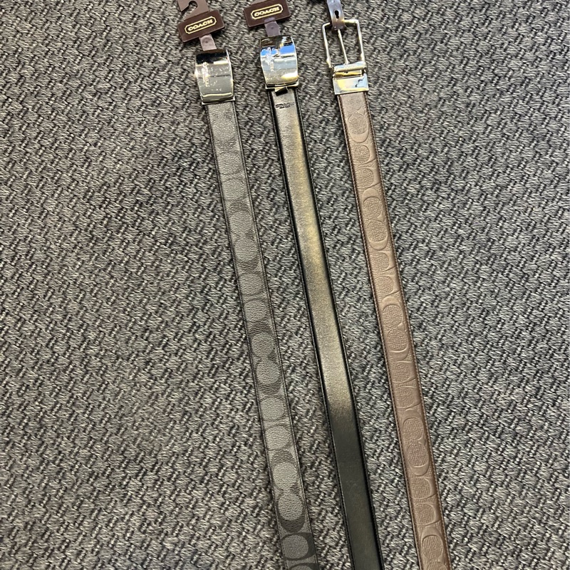 🤎Coach皮帶 最後三條 全數出清一條都 NT$2500 沒用過 正常閒置痕跡 都是雙面用喔 #老花另一面就是素面 專櫃都要7~8千左右 皮帶寬度 約3cm 男女都適用 腰圍不挑 胖胖跟瘦瘦都可用 可裁剪 賣完為止🤎-2