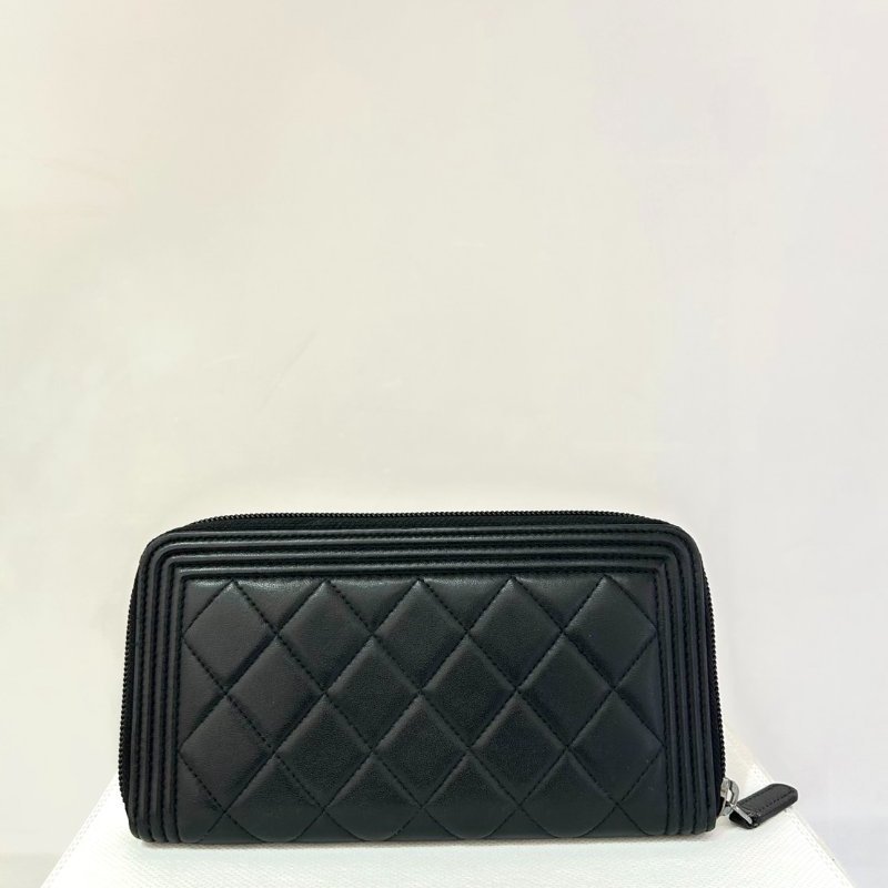 CHANEL BOY 黑羊皮拉鍊長夾-1