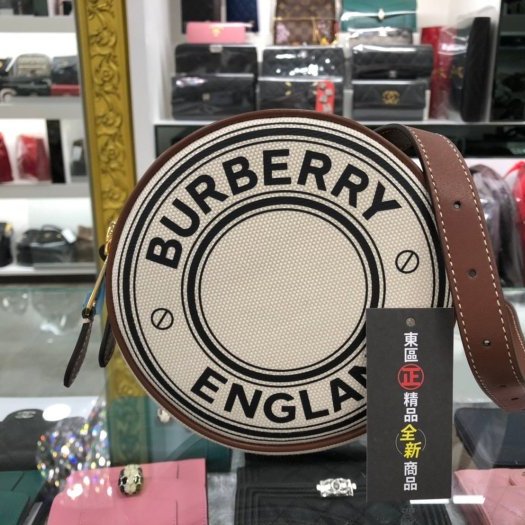 東區正精品㊣BURBERRY 80276021 白色帆布LOGO圓餅包肩背包斜背包RA0977-0