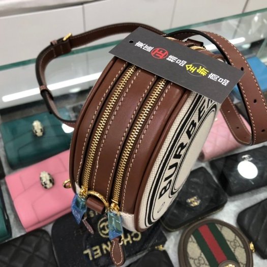 東區正精品㊣BURBERRY 80276021 白色帆布LOGO圓餅包肩背包斜背包RA0977-7