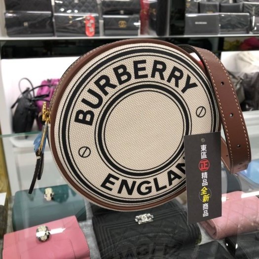 東區正精品㊣BURBERRY 80276021 白色帆布LOGO圓餅包肩背包斜背包RA0977-8