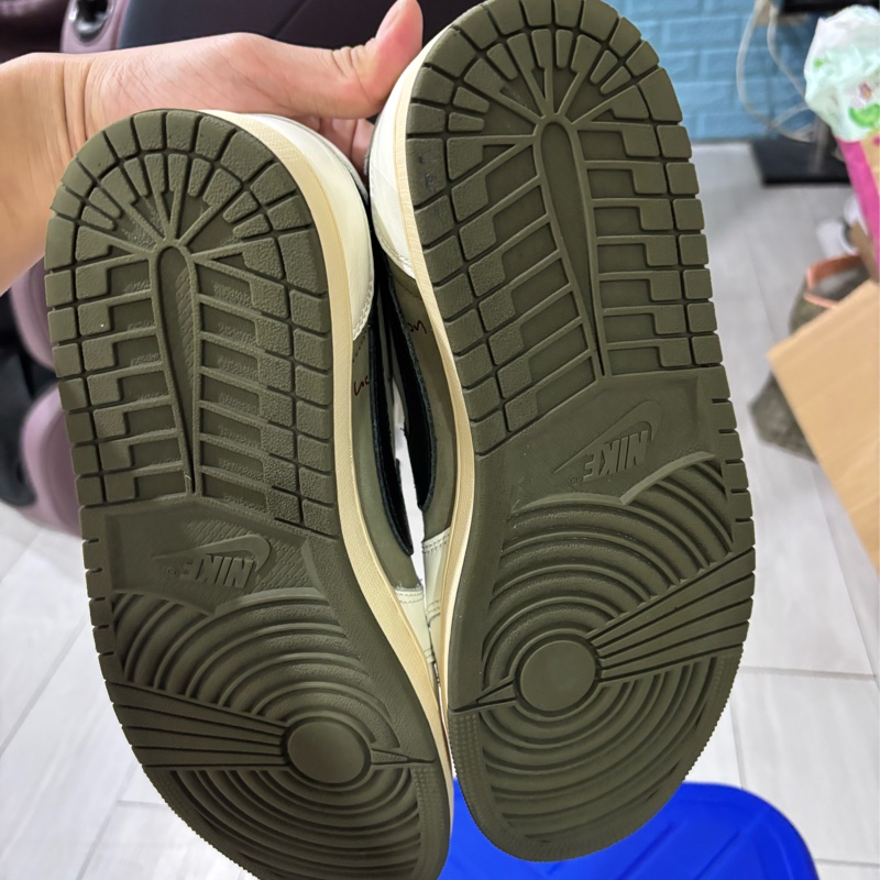 橄欖綠倒勾鞋 Travis Scott x Air Jordan 1 Low OG Reverse Olive-10