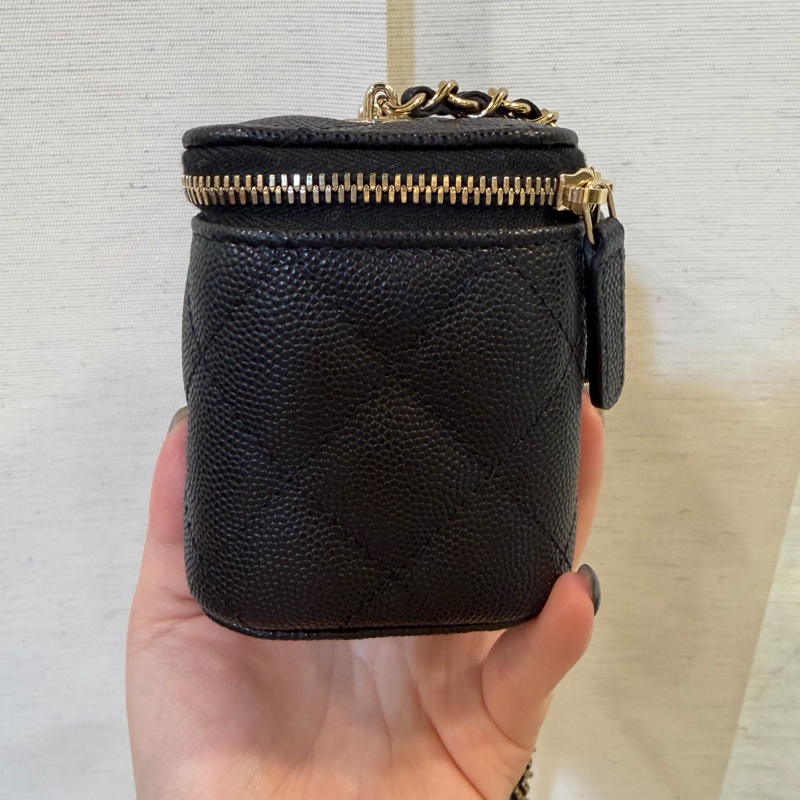 Chanel 黑荔枝牛皮金釦小方盒 AP1340-3