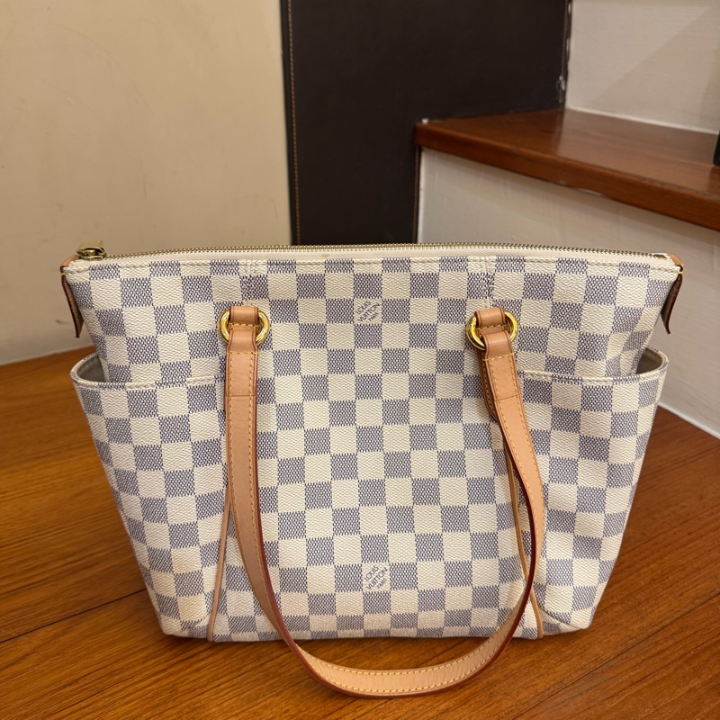 LV白棋盤格側邊雙口袋肩背包-0