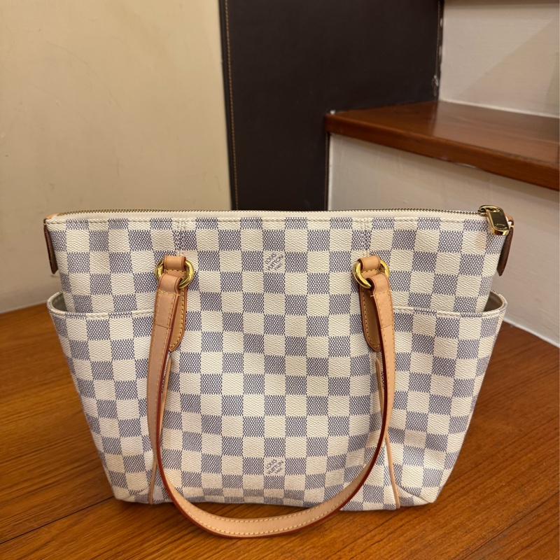 LV白棋盤格側邊雙口袋肩背包-1