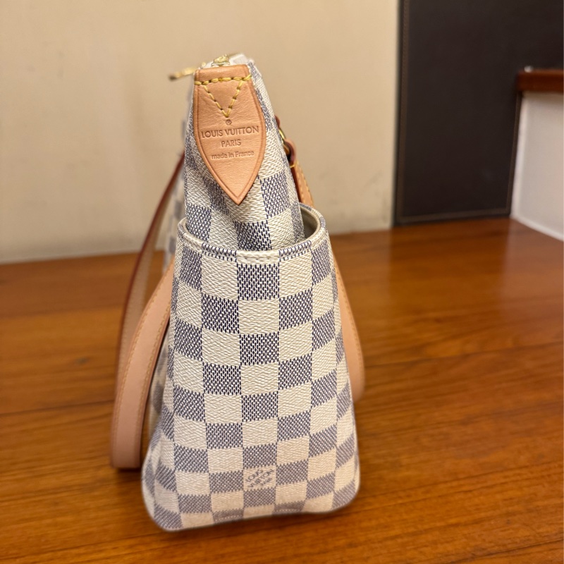 LV白棋盤格側邊雙口袋肩背包-3