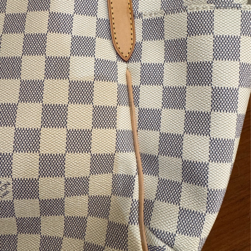 LV白棋盤格側邊雙口袋肩背包-10