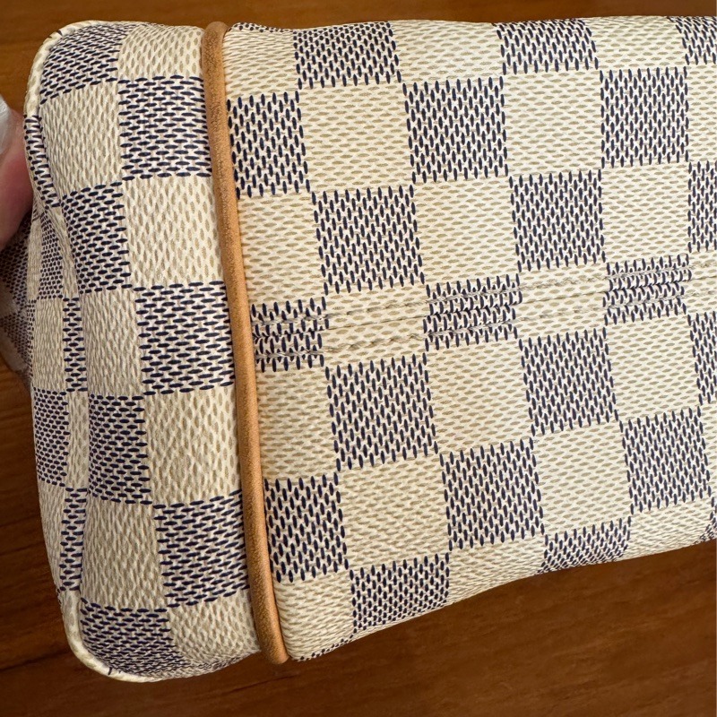 LV白棋盤格側邊雙口袋肩背包-11