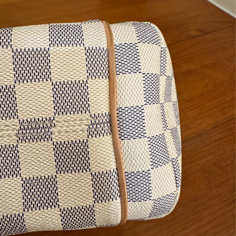 LV白棋盤格側邊雙口袋肩背包-12