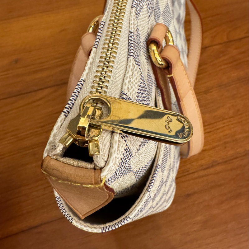 LV白棋盤格側邊雙口袋肩背包-15