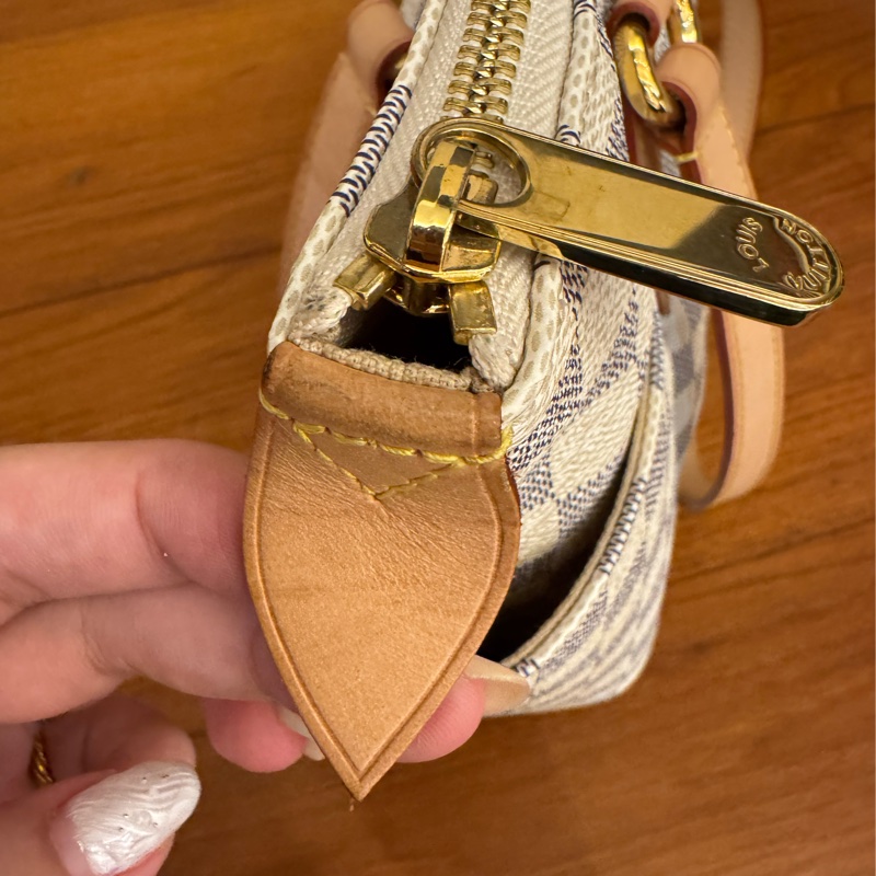 LV白棋盤格側邊雙口袋肩背包-16