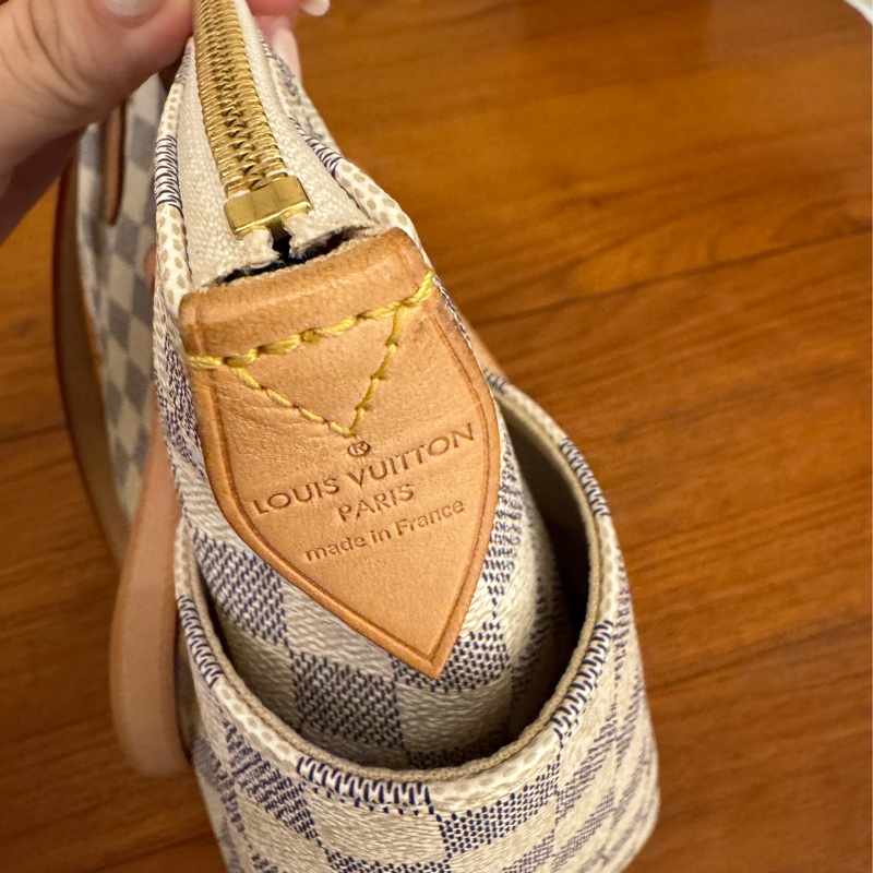 LV白棋盤格側邊雙口袋肩背包-17