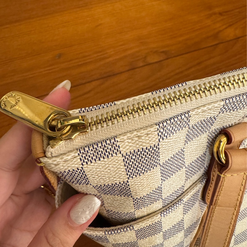 LV白棋盤格側邊雙口袋肩背包-25