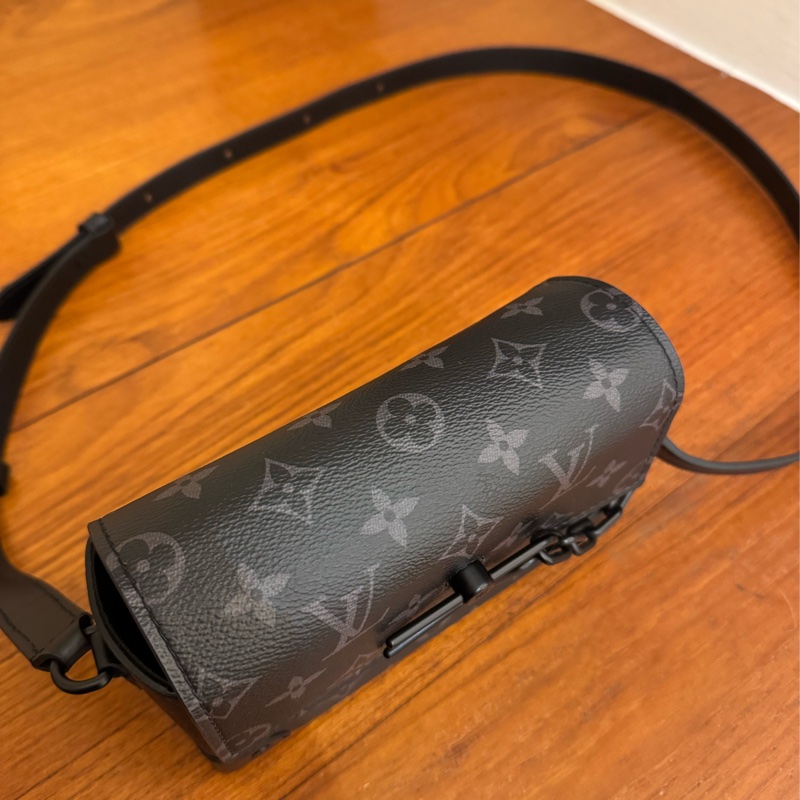 LV M81783黑老花掀蓋斜背包-1