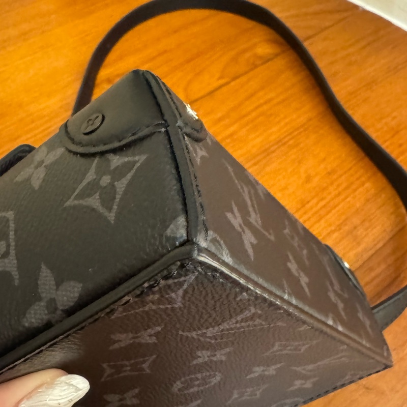 LV M81783黑老花掀蓋斜背包-6