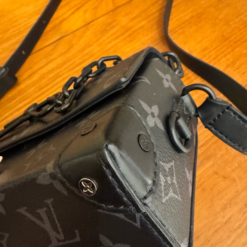 LV M81783黑老花掀蓋斜背包-8