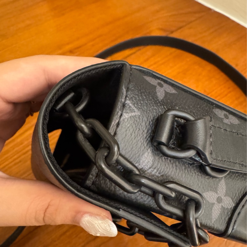 LV M81783黑老花掀蓋斜背包-10