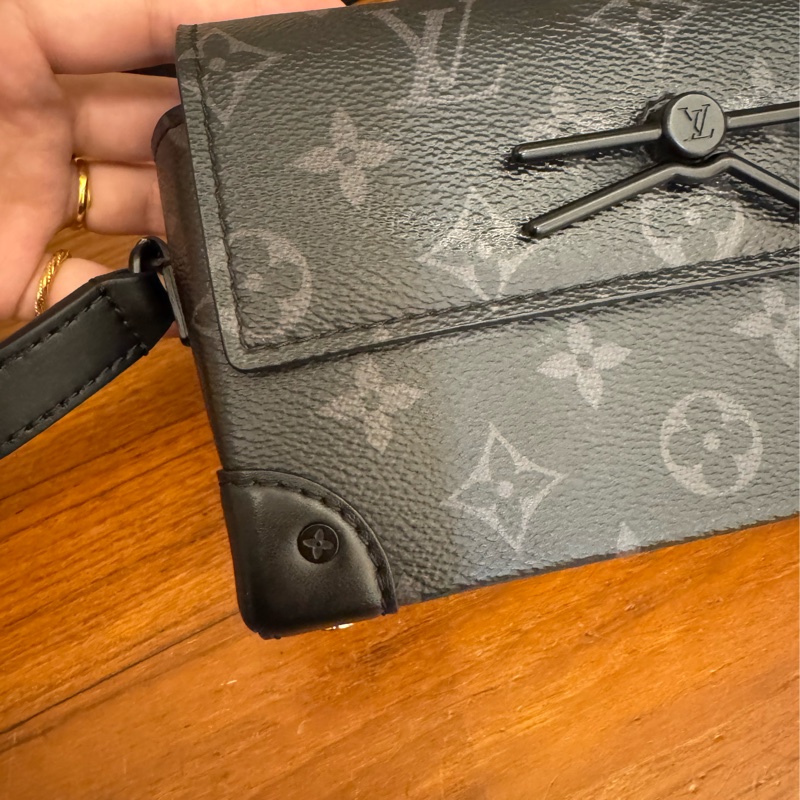 LV M81783黑老花掀蓋斜背包-11