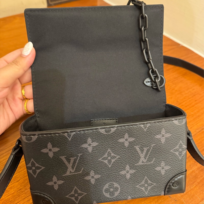 LV M81783黑老花掀蓋斜背包-14