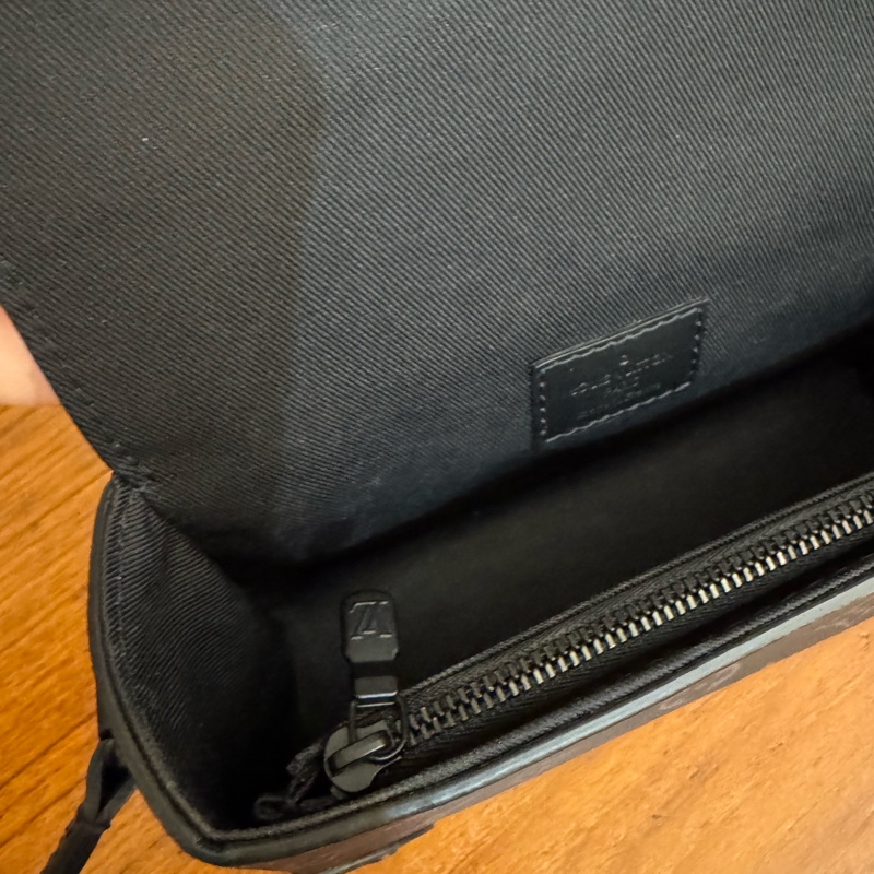 LV M81783黑老花掀蓋斜背包-17