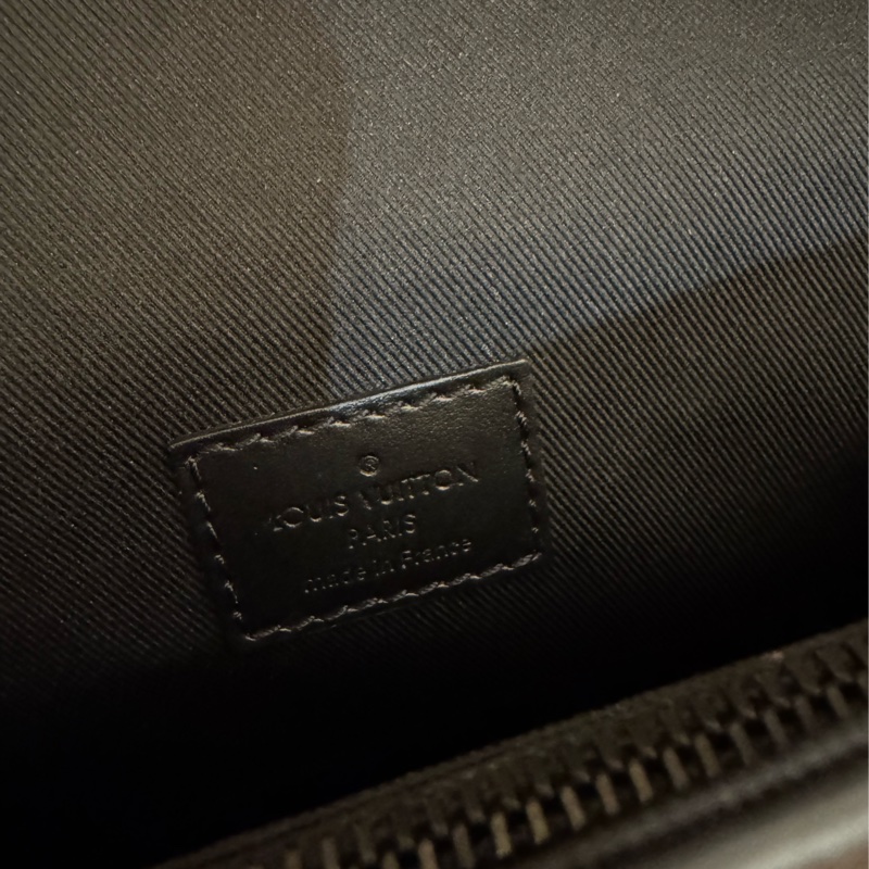 LV M81783黑老花掀蓋斜背包-20