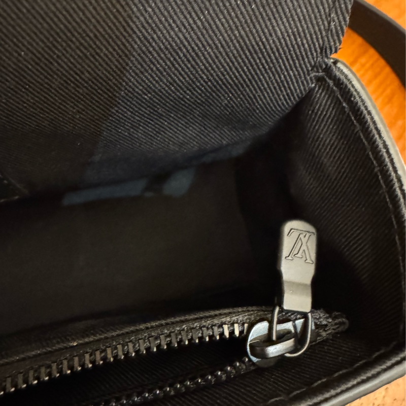 LV M81783黑老花掀蓋斜背包-23