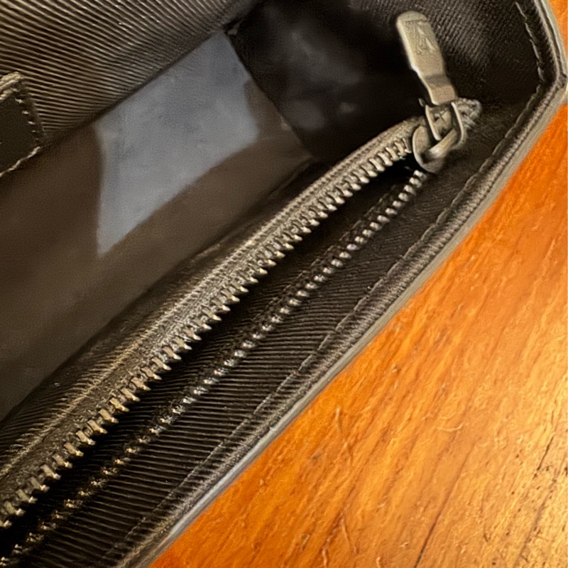 LV M81783黑老花掀蓋斜背包-24