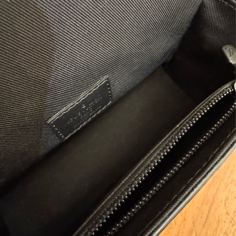 LV M81783黑老花掀蓋斜背包-25