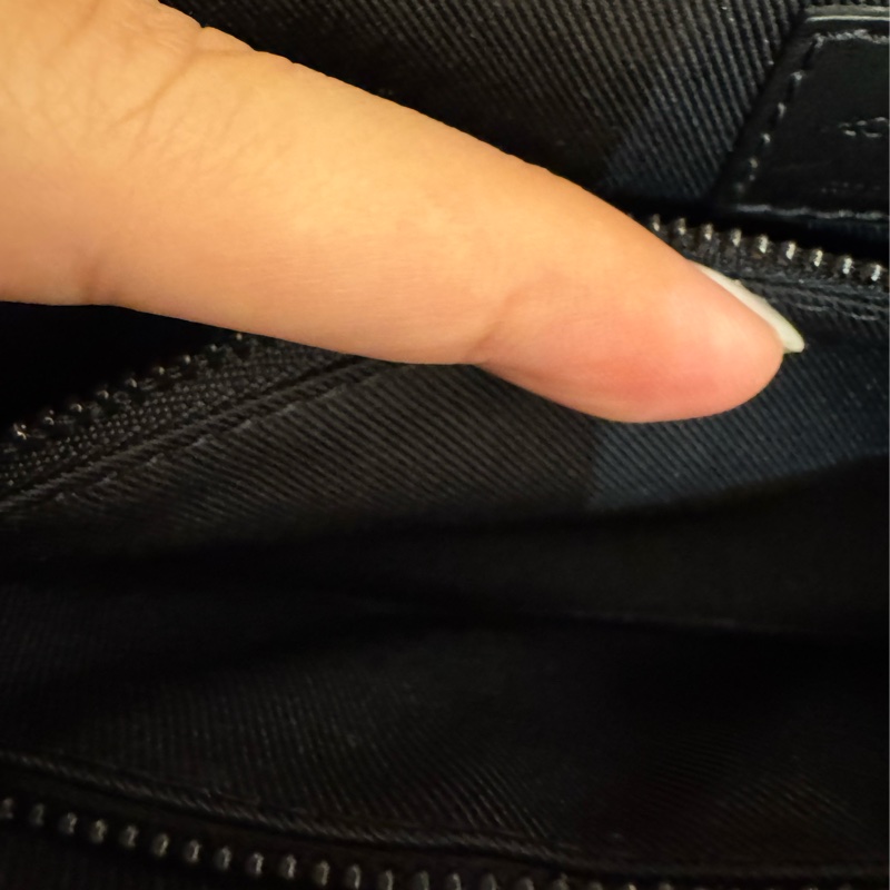 LV M81783黑老花掀蓋斜背包-28