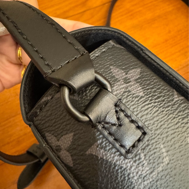 LV M81783黑老花掀蓋斜背包-34