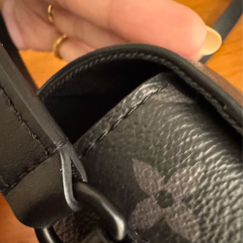 LV M81783黑老花掀蓋斜背包-36