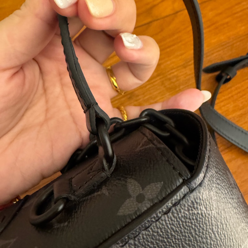 LV M81783黑老花掀蓋斜背包-38