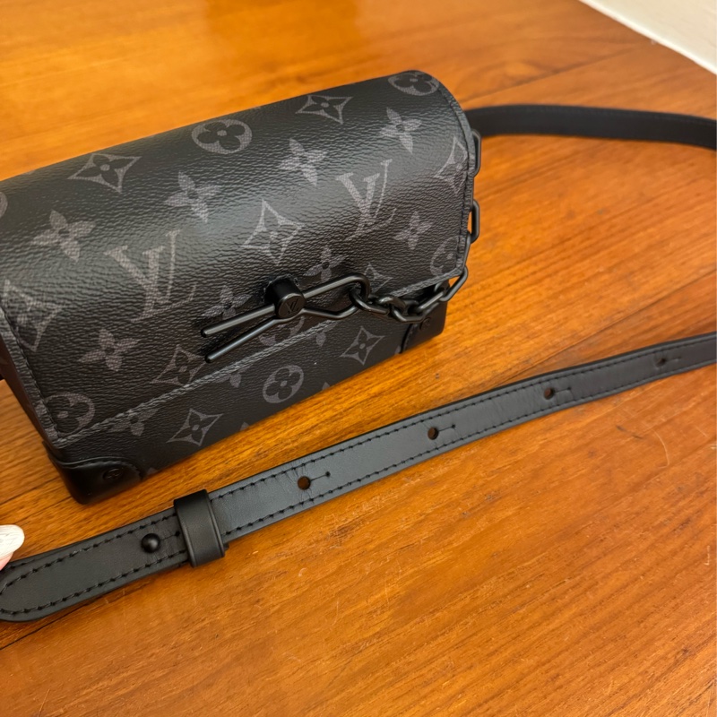 LV M81783黑老花掀蓋斜背包-39