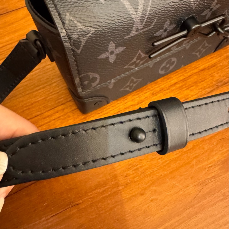 LV M81783黑老花掀蓋斜背包-40