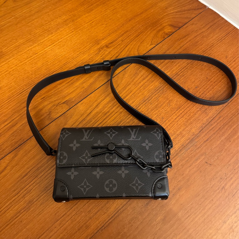 LV M81783黑老花掀蓋斜背包-43