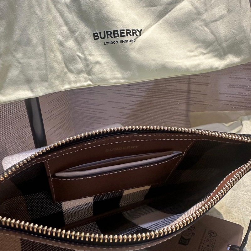 💎Han's house精品服飾💎Burberry 格紋 手拿包-1